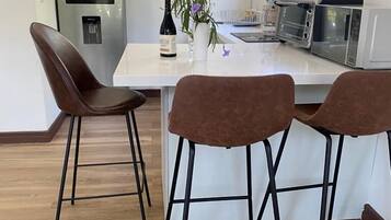 Apartemen Basic | Dapur kecil pribadi | Lemari es besar, microwave, oven, dan mesin pembuat kopi/teh