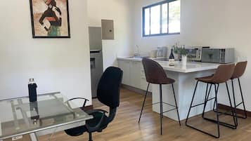 Apartamento básico | Cozinha privada | Geladeira grande, micro-ondas, fogão, cafeteira/chaleira