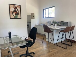 Appartement | Cuisine privée | Grand réfrigérateur, micro-ondes, four, cafetière/bouilloire