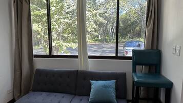 Apartemen Basic | Area keluarga | Smart TV 32-inci dengan saluran TV digital dan Netflix