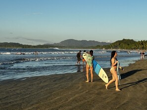 Nær stranden, hvit sand og strandhåndklær