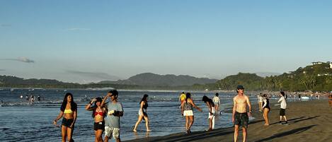 In Strandnähe, weißer Sandstrand, Strandtücher