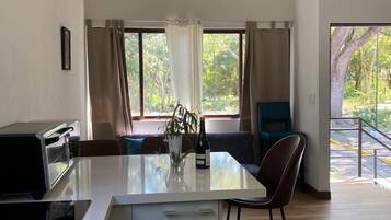 Apartemen Basic | Area keluarga | Smart TV 32-inci dengan saluran TV digital dan Netflix