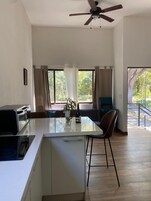 Apartamento básico | Zona de estar | Smart TV de 32 pulgadas con canales digitales, Netflix