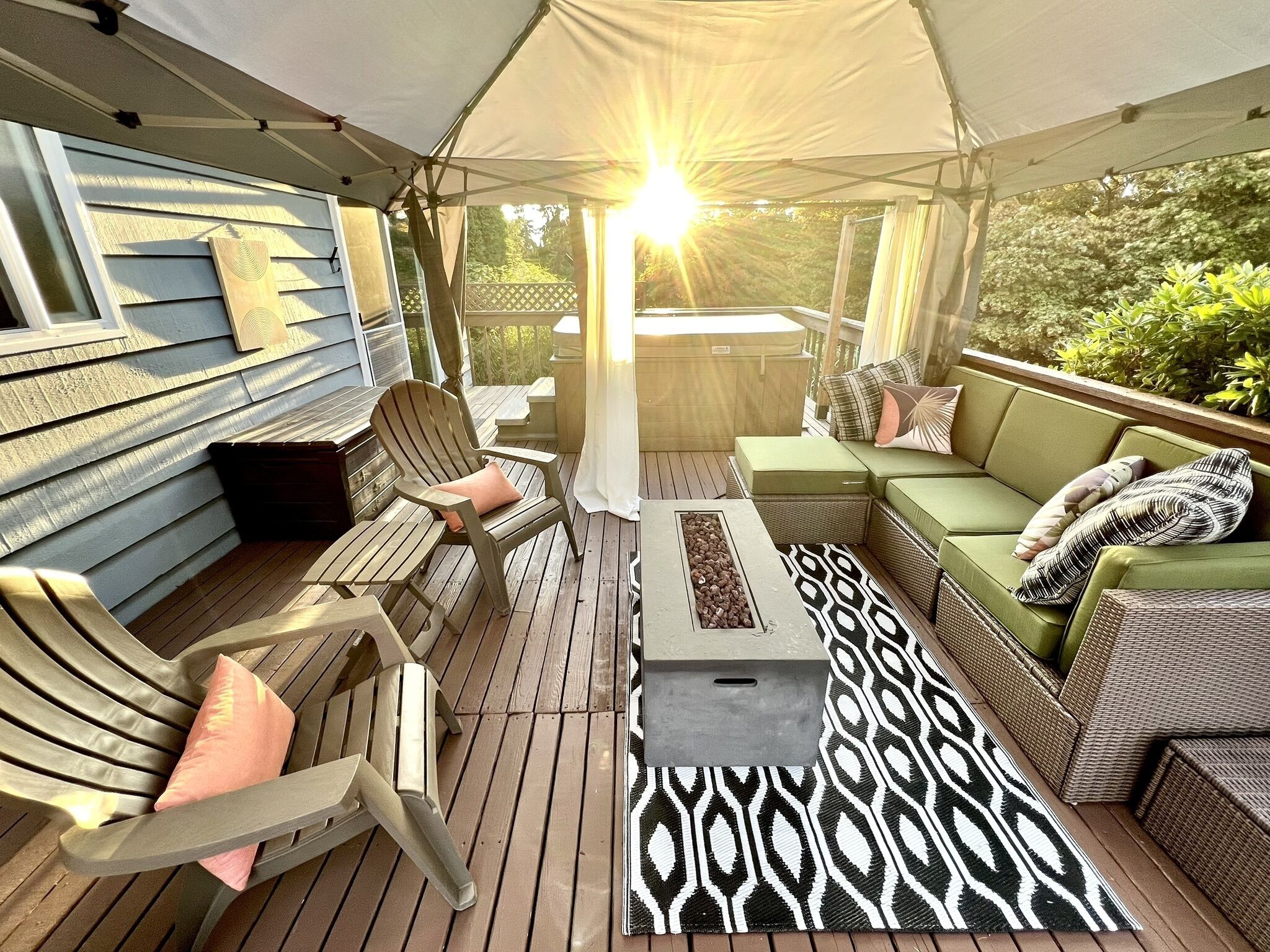 Outside Deck/Grill/Hot Tub & Inside AC/Remodeled Kitchen is Perfect for Families