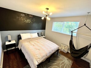 4 soverom, skrivebord, strykejern/-brett og reiseseng for barn