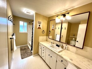 Bruser, hårtørrer, håndklæder, Sæbe