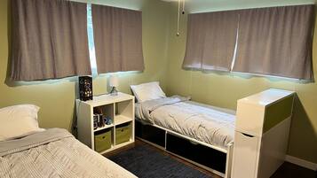 4 bedrooms, desk, iron/ironing board, travel crib