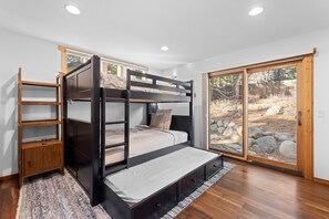 4 bedrooms, iron/ironing board, free WiFi, bed sheets