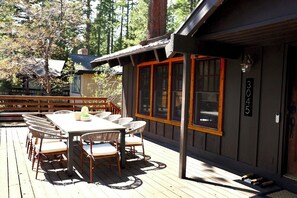 Outdoor dining - Highlands Hideaway  By Tahoe Getaways - 4BR, Pet Friendly w Hot Tub (Tahoe City)
