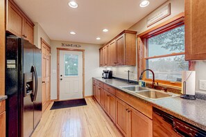 Fridge, microwave, oven, stovetop - Spacious & peaceful lakefront villa with fire pit, patio, grill, & amazing views (Manitowish Waters)