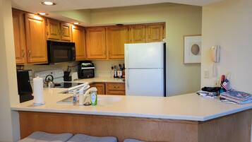 雪櫃、微波爐、焗爐、爐具