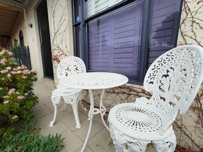 Outdoor dining - Charming 3BR House in Superb Location with Carpark (North Adelaide)