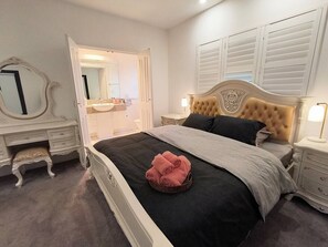 3 bedrooms, iron/ironing board, WiFi, bed sheets - Charming 3BR House in Superb Location with Carpark (North Adelaide)