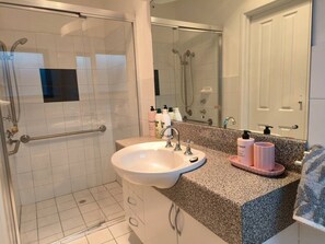 Haartrockner, Handtücher, Seife, Toilettenpapier