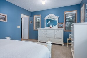 4 bedrooms, iron/ironing board, WiFi, bed sheets