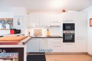 Fridge, cookware/dishes/utensils