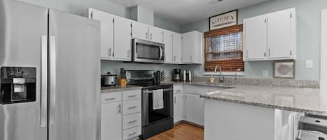 Fridge, microwave, stovetop, dishwasher