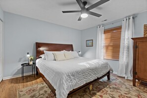 4 bedrooms, iron/ironing board, WiFi, bed sheets