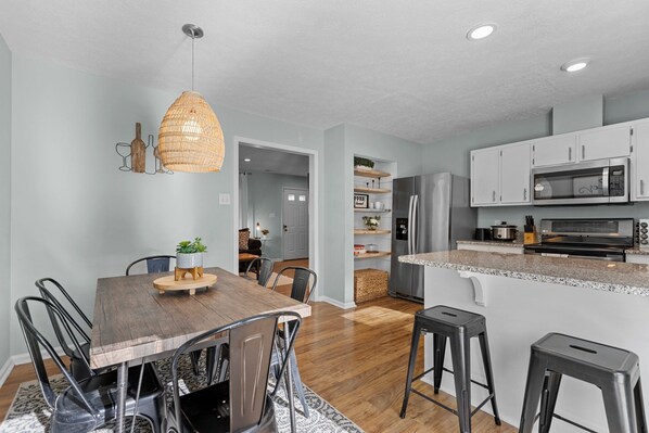 Dining - Newly updated home 2.6 miles to downtown raleigh (Raleigh)