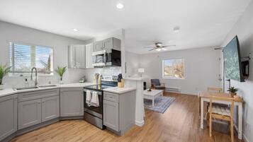 Réfrigérateur, micro-ondes, four, plaque de cuisson