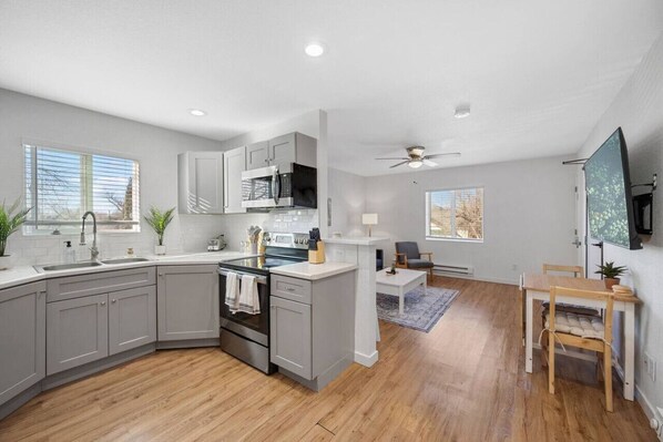 Réfrigérateur, micro-ondes, four, plaque de cuisson