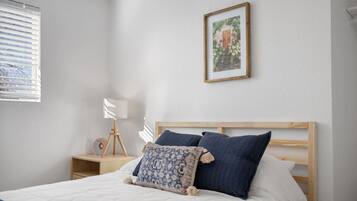 2 slaapkamers, een bureau, een strijkplank/strijkijzer, wifi