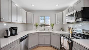 Refrigerador, microondas, horno, placa de cocina