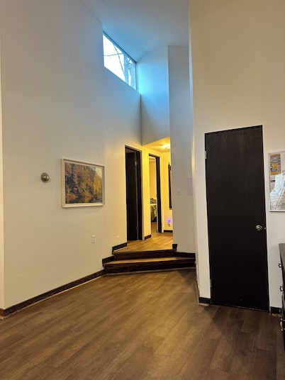 Pet friendly 4 br home on 6.5 acres w access to swim & fishing area --sleeps 10