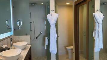 Haartrockner, Handtücher, Seife, Shampoo