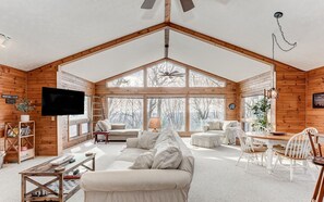TV, fireplace - Starcross Summit - Sunny spaces & gorgeous views! (Jasper)