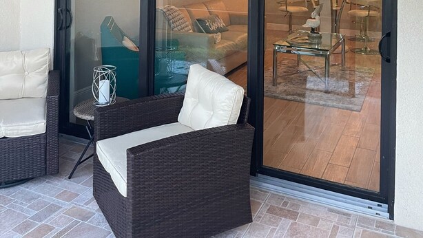Un patio con puerta corrediza de vidrio que da a una cocina.