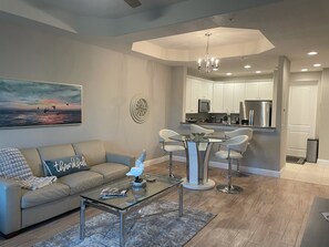 Smart TV, books - PRISTINE 1ST FLOOR 2 BEDROOM 2 BATH VILLA CLOSE TO EVERYTHING! (Cape Coral)