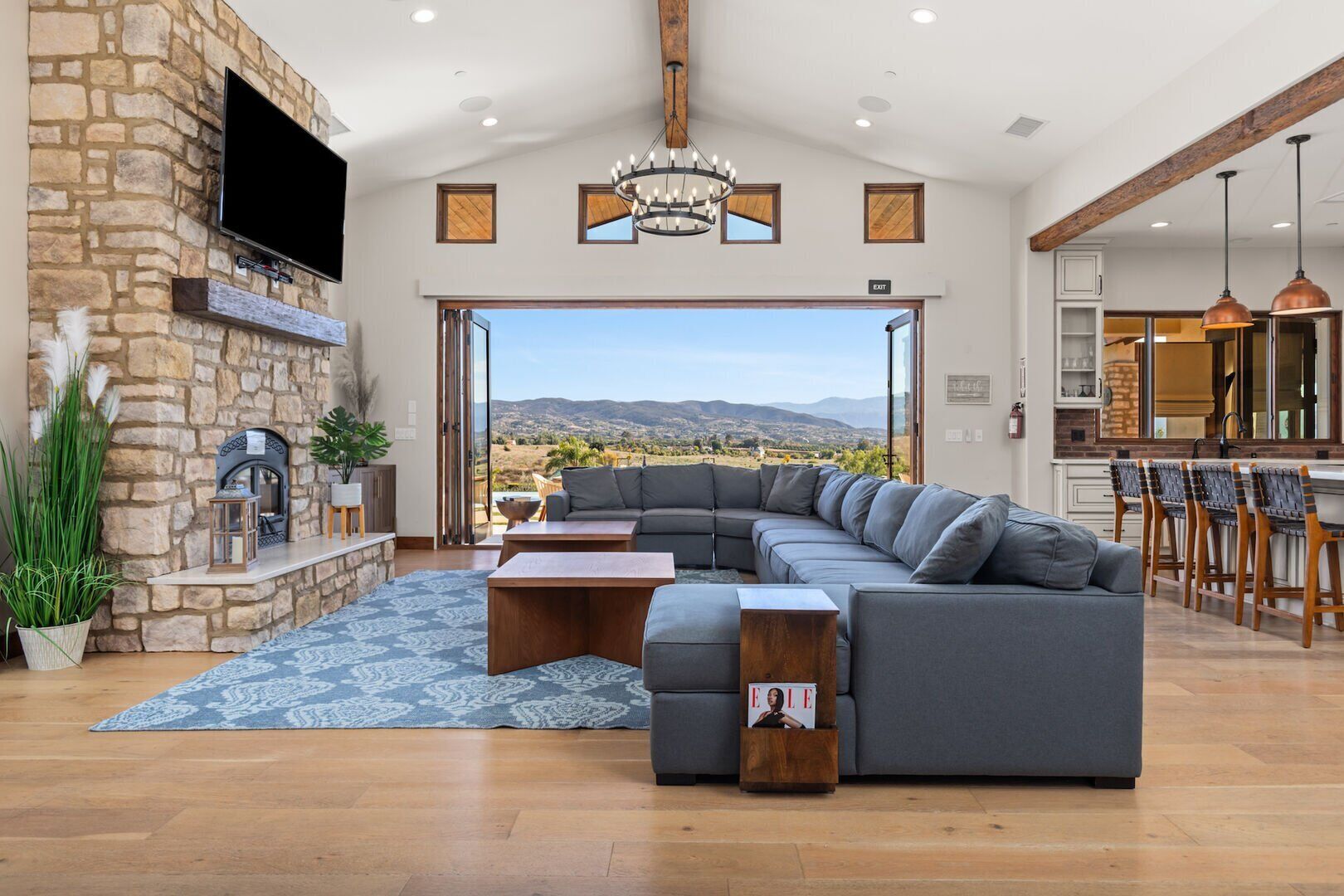 Smart-tv, een open haard, videospelletjes en tafelvoetbal