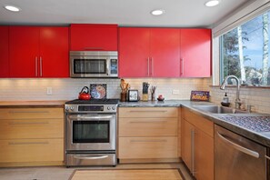 冷蔵庫、電子レンジ、オーブン、コンロ