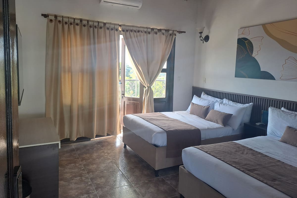 Superior vierpersoonskamer, balkon | 1 slaapkamer, gratis wifi, beddengoed