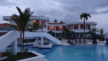 Una piscina al aire libre (de 08:00 a 21:00), sombrillas, tumbonas