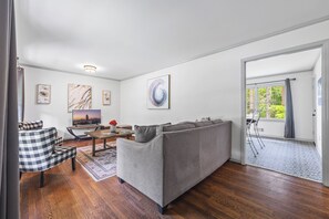 TV - Spacious Home in ATL with Big Yard and Near the Airport (East Point)