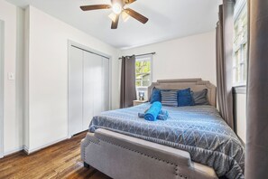 3 bedrooms, iron/ironing board, free WiFi, bed sheets - East Point Retreat Near ATL Airport (East Point)