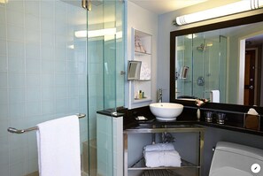 Secador de pelo, toallas, jabón y champú