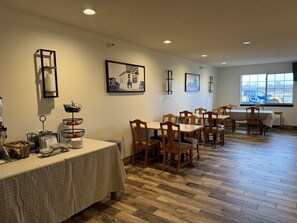 Free daily continental breakfast - Crossroads Hotel (McGregor)