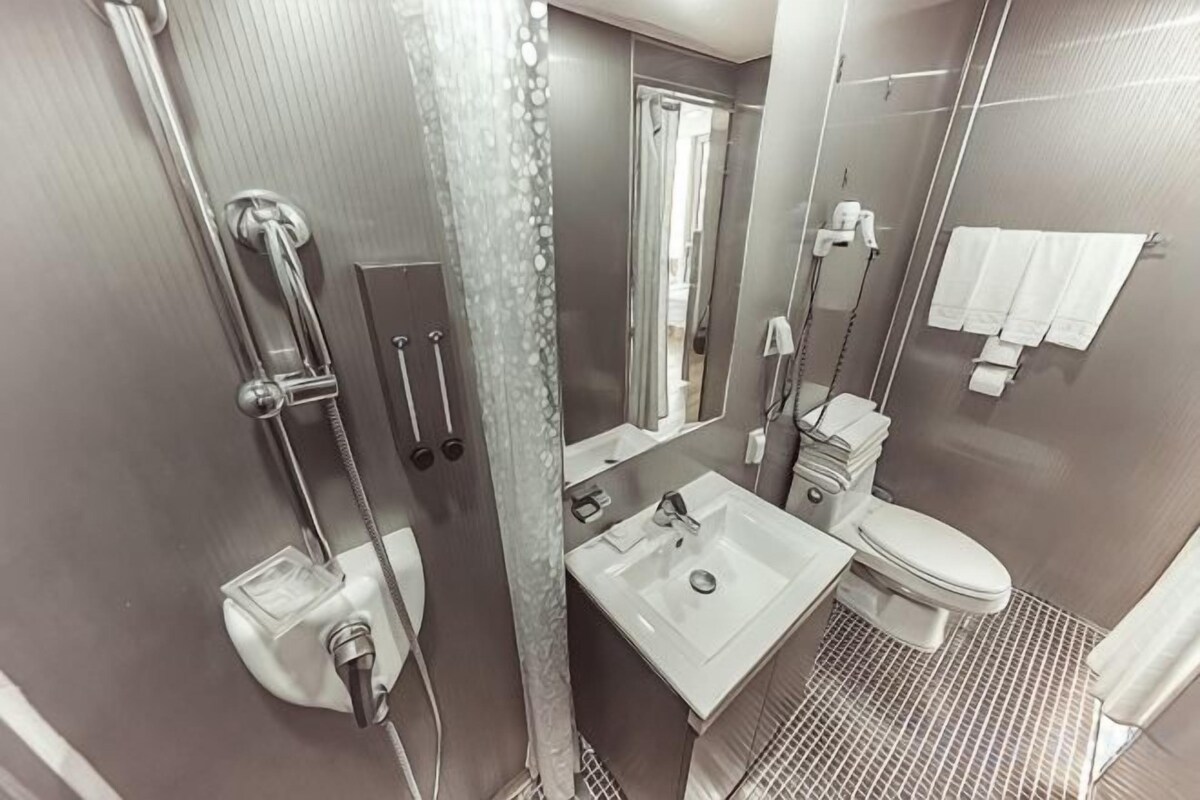 Een douche, een haardroger, pantoffels, handdoeken