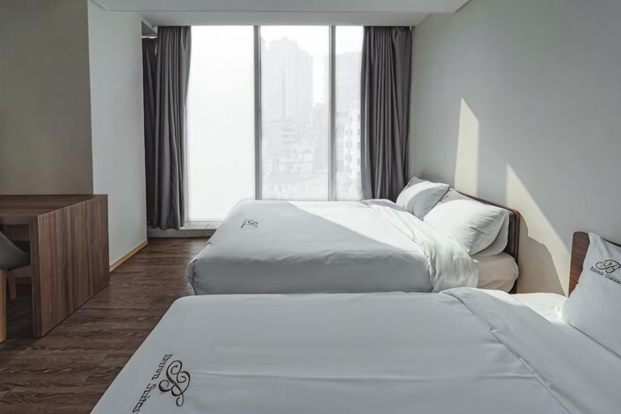 Escritorio, cortinas opacas, tabla de planchar con plancha y wifi gratis
