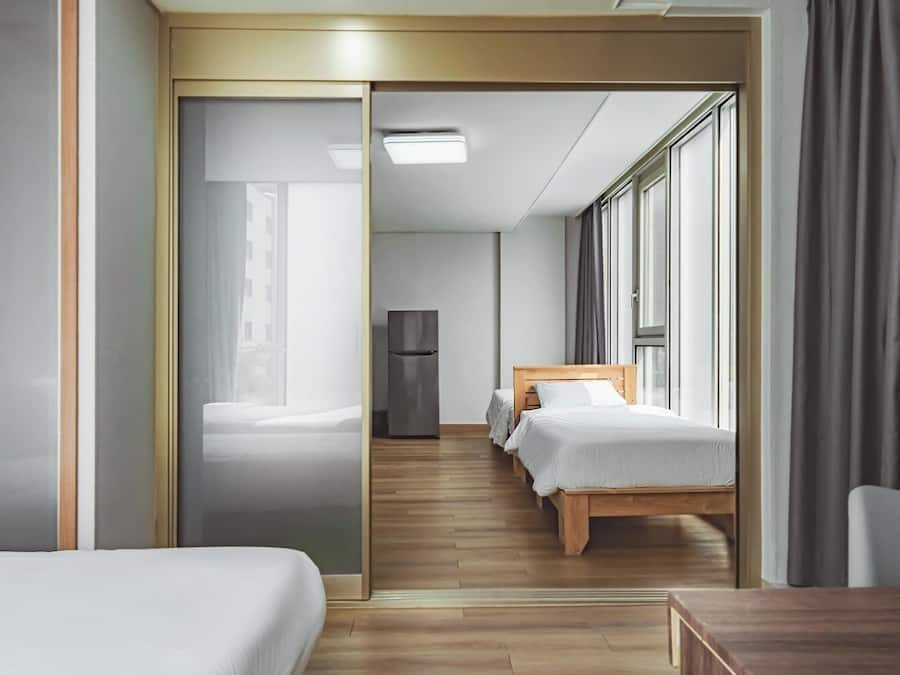 Suite – premium | Skrivebord, blendingsgardiner, strykejern/-brett og wi-fi (inkludert)