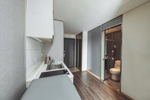 Habitació amb dos llits individuals familiar | Escriptori, cortines opaques, planxa i posts de planxar i wifi gratuïta 