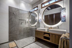 Douche, sĂšche-cheveux, serviettes fournies, savon