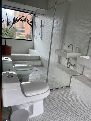 Douche, serviettes fournies, savon, papier toilette