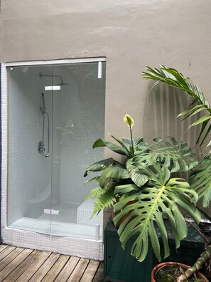Shower, towels, soap, toilet paper - Lujoso Penthouse Poblado (Medellin)