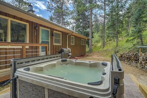 Outdoor spa tub - Adventure Cabin (Cascade)