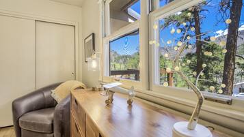 4 bedrooms, iron/ironing board, free WiFi, bed sheets
